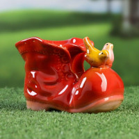 Красное керамическое кашпо в виде ботинка с птичками