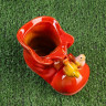 Красное керамическое кашпо в виде ботинка с птичками